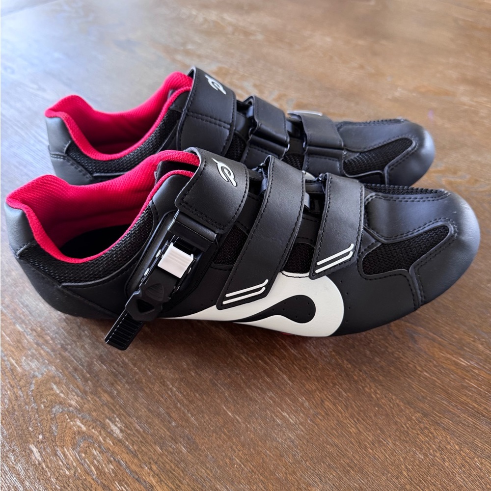 NWOB- Peloton Unisex Adults Size 43 Cycling Sneakers Shoes - Black Red Biking